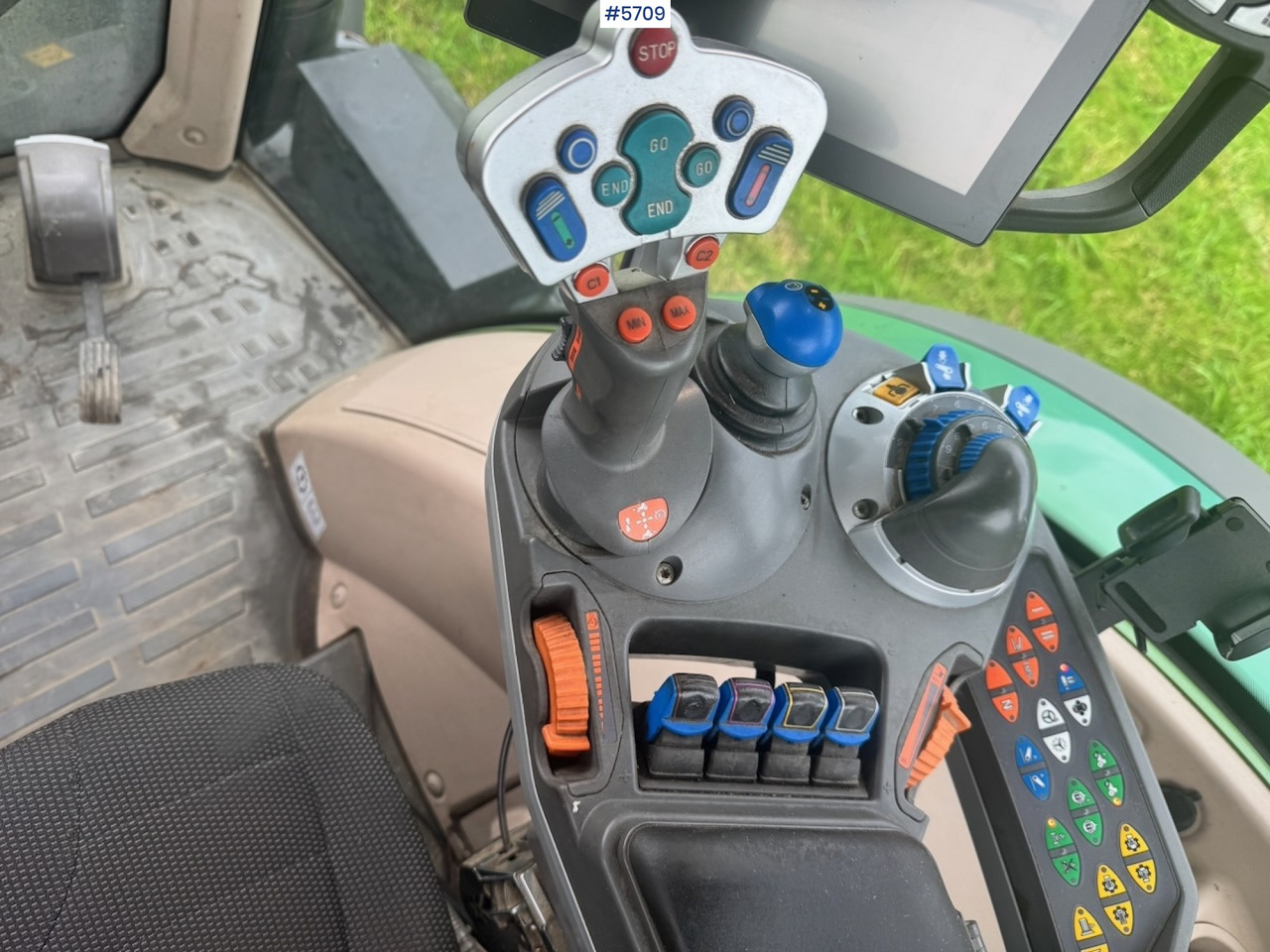 Traktor 2017 Fendt 724 Vario w/ GPS, Front PTO, Loader and hydraulics.: gambar 35 Traktor 2017 Fendt 724 Vario w/ GPS, Front PTO, Loader and hydraulics.: gambar 35