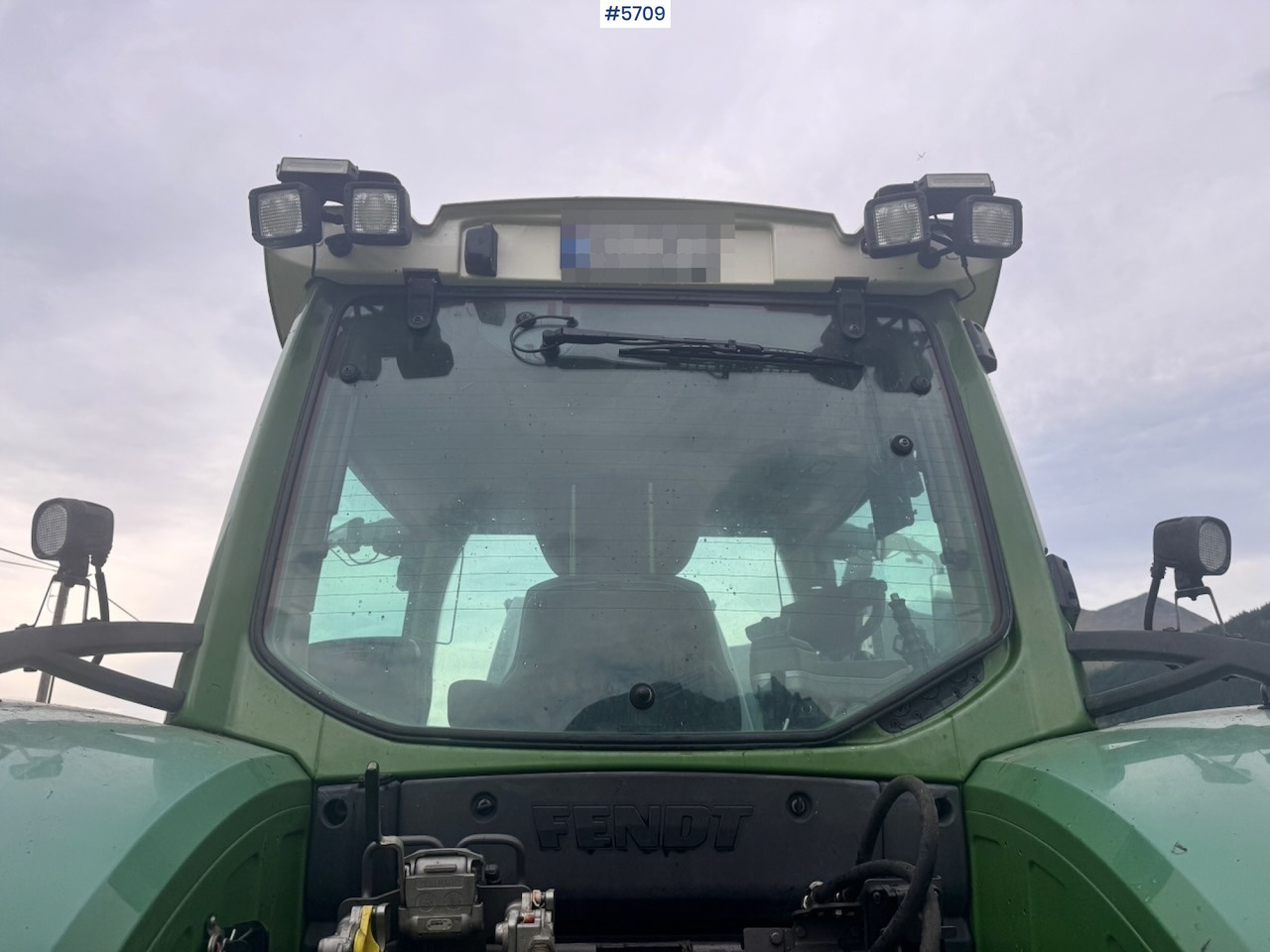 Traktor 2017 Fendt 724 Vario w/ GPS, Front PTO, Loader and hydraulics.: gambar 27 Traktor 2017 Fendt 724 Vario w/ GPS, Front PTO, Loader and hydraulics.: gambar 27