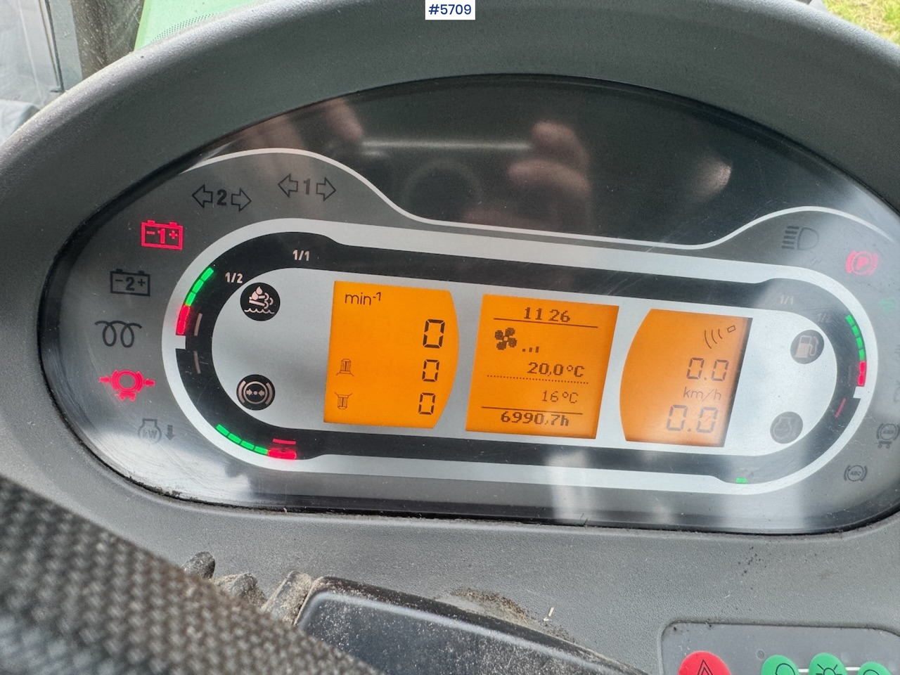 Traktor 2017 Fendt 724 Vario w/ GPS, Front PTO, Loader and hydraulics.: gambar 38 Traktor 2017 Fendt 724 Vario w/ GPS, Front PTO, Loader and hydraulics.: gambar 38