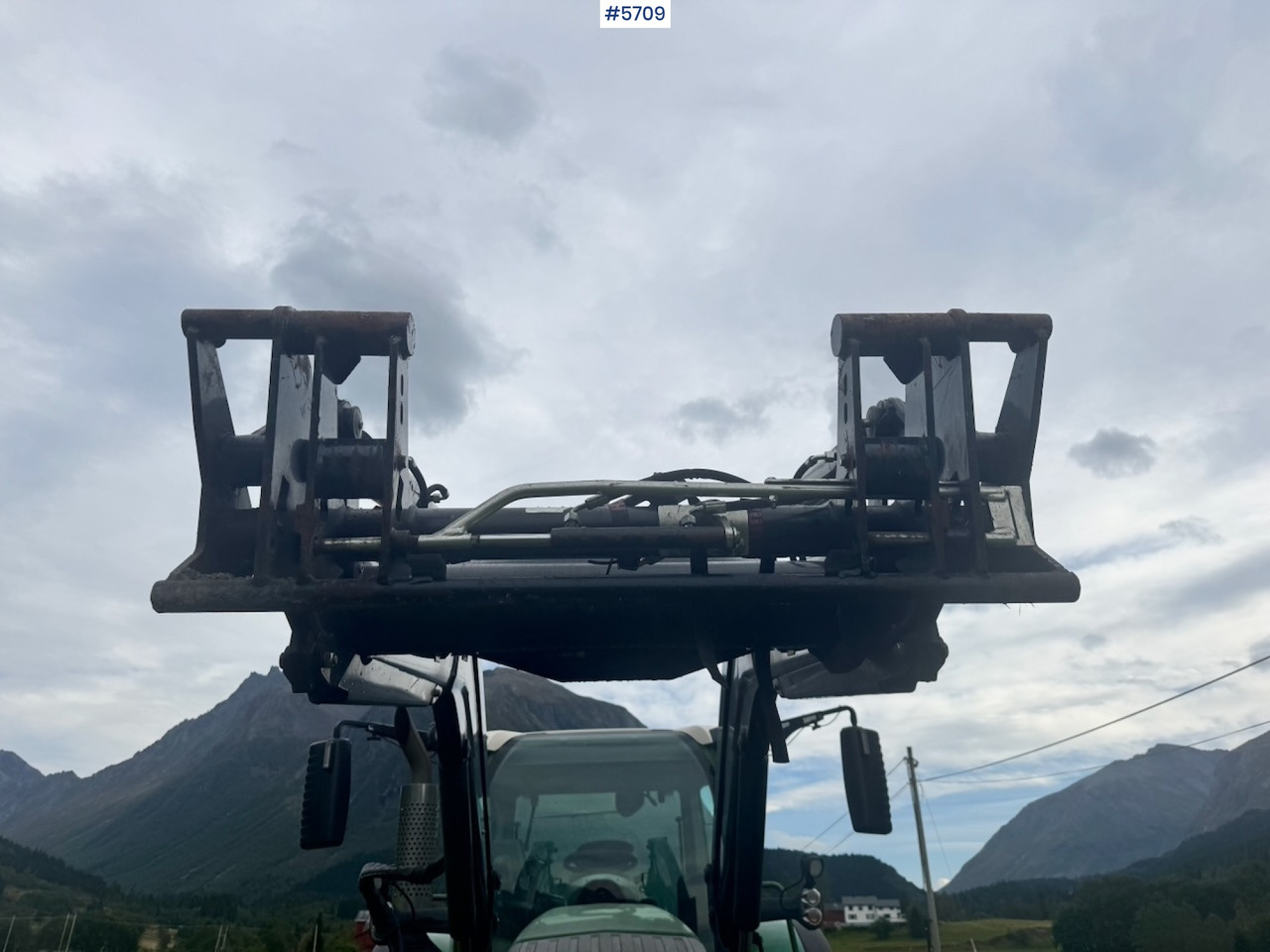 Traktor 2017 Fendt 724 Vario w/ GPS, Front PTO, Loader and hydraulics.: gambar 22 Traktor 2017 Fendt 724 Vario w/ GPS, Front PTO, Loader and hydraulics.: gambar 22