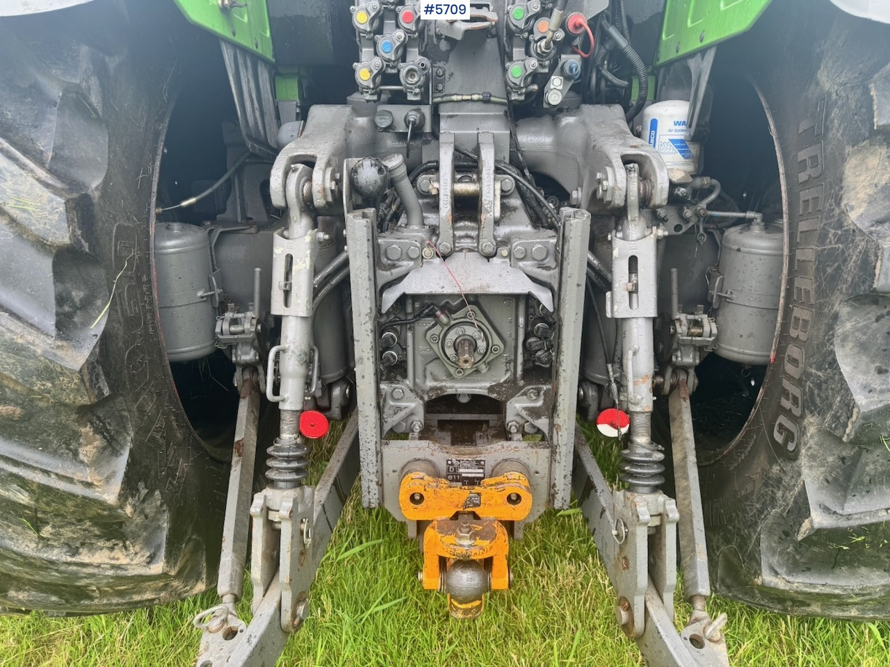 Traktor 2017 Fendt 724 Vario w/ GPS, Front PTO, Loader and hydraulics.: gambar 25 Traktor 2017 Fendt 724 Vario w/ GPS, Front PTO, Loader and hydraulics.: gambar 25