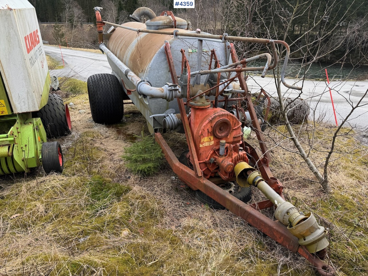 Bauer Manure spreader with boom cannon. - Penyebar kotoran: gambar 2 Bauer Manure spreader with boom cannon. - Penyebar kotoran: gambar 2