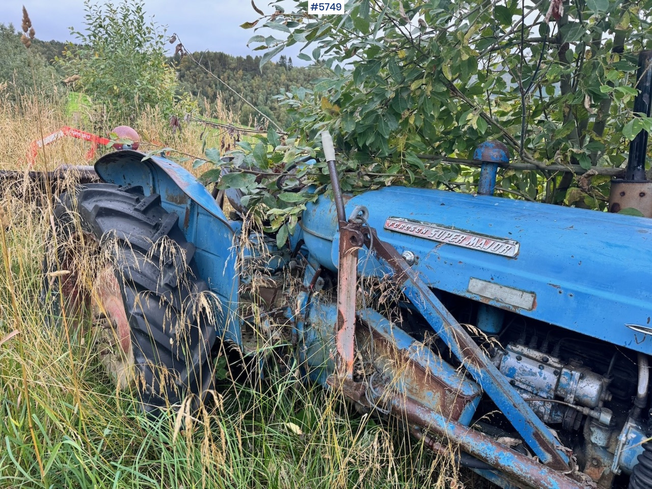 Ca. 1961 Fordson Super Major 4×2 Tractor w/ Bucket - Traktor: gambar 2 Ca. 1961 Fordson Super Major 4×2 Tractor w/ Bucket - Traktor: gambar 2