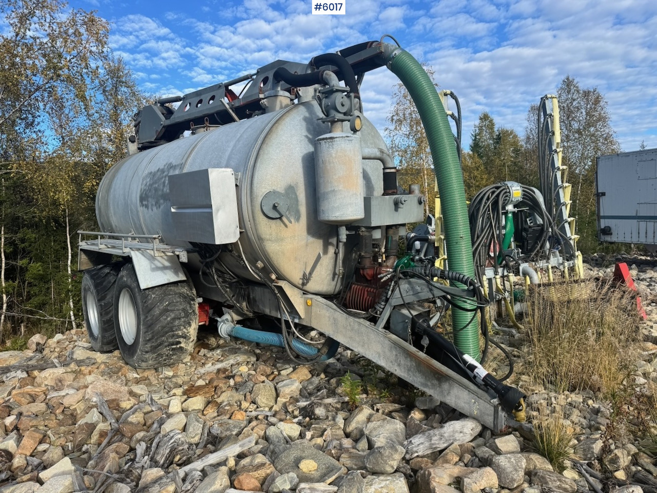 Caveco vacuum wagon with loading robot - Trailer tangki: gambar 3 Caveco vacuum wagon with loading robot - Trailer tangki: gambar 3