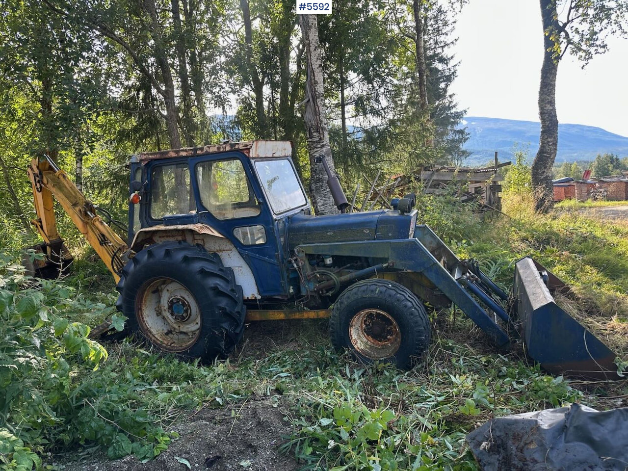 Circa 1974 Ford 4000 tractor w/ front loader and excavator. REP.OBJECT - Traktor: gambar 2 Circa 1974 Ford 4000 tractor w/ front loader and excavator. REP.OBJECT - Traktor: gambar 2