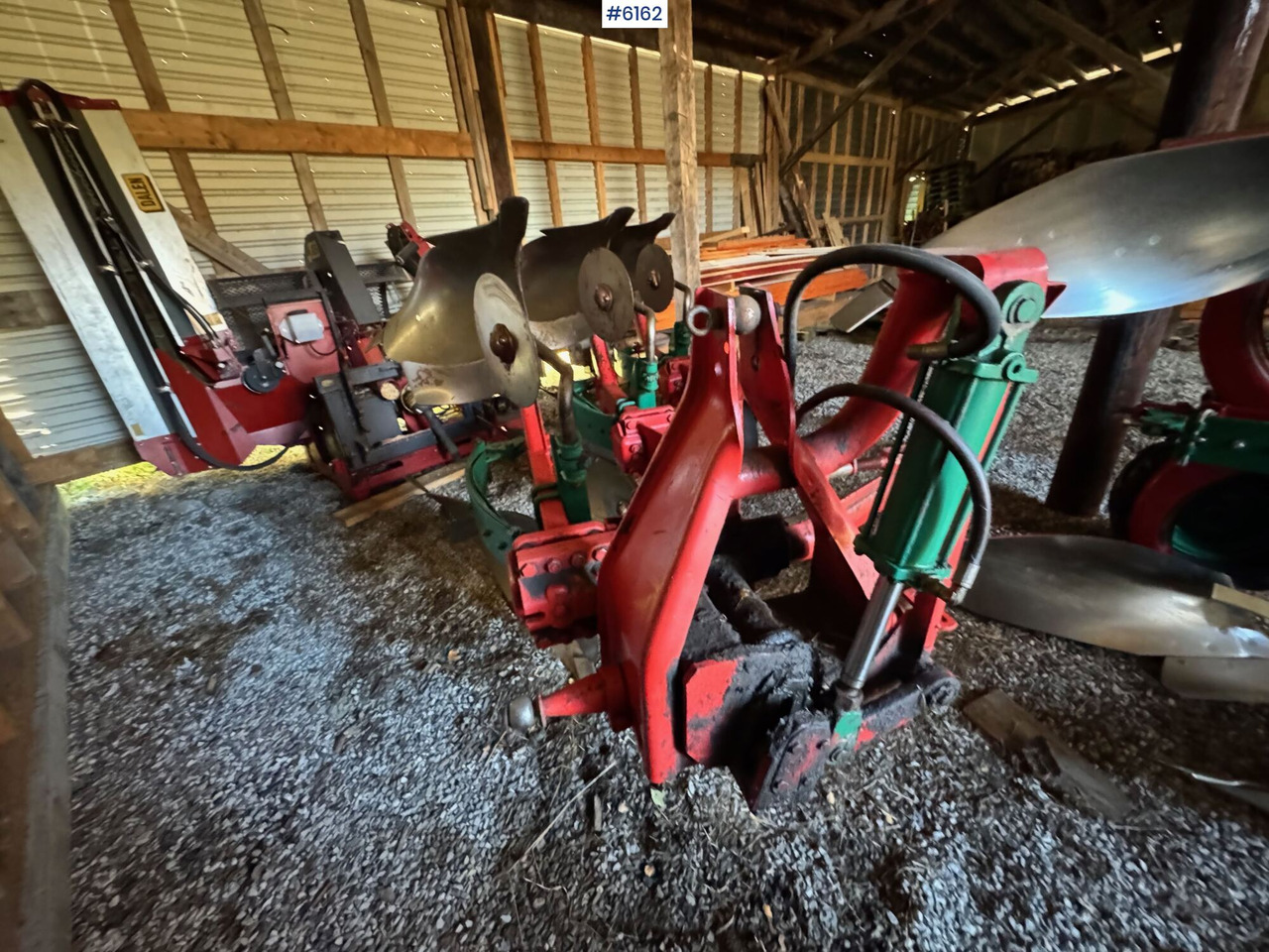 Kverneland 3-furrow reversible plough - Mesin pengolahan tanah: gambar 2 Kverneland 3-furrow reversible plough - Mesin pengolahan tanah: gambar 2