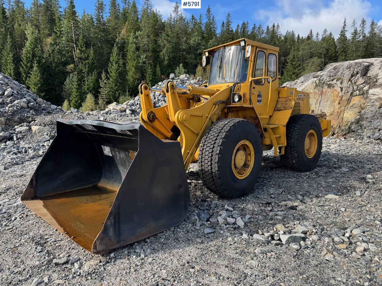 Volvo LM 1240 w/ bucket and pallet forks with claw. - Wheel loader: gambar 2 Volvo LM 1240 w/ bucket and pallet forks with claw. - Wheel loader: gambar 2