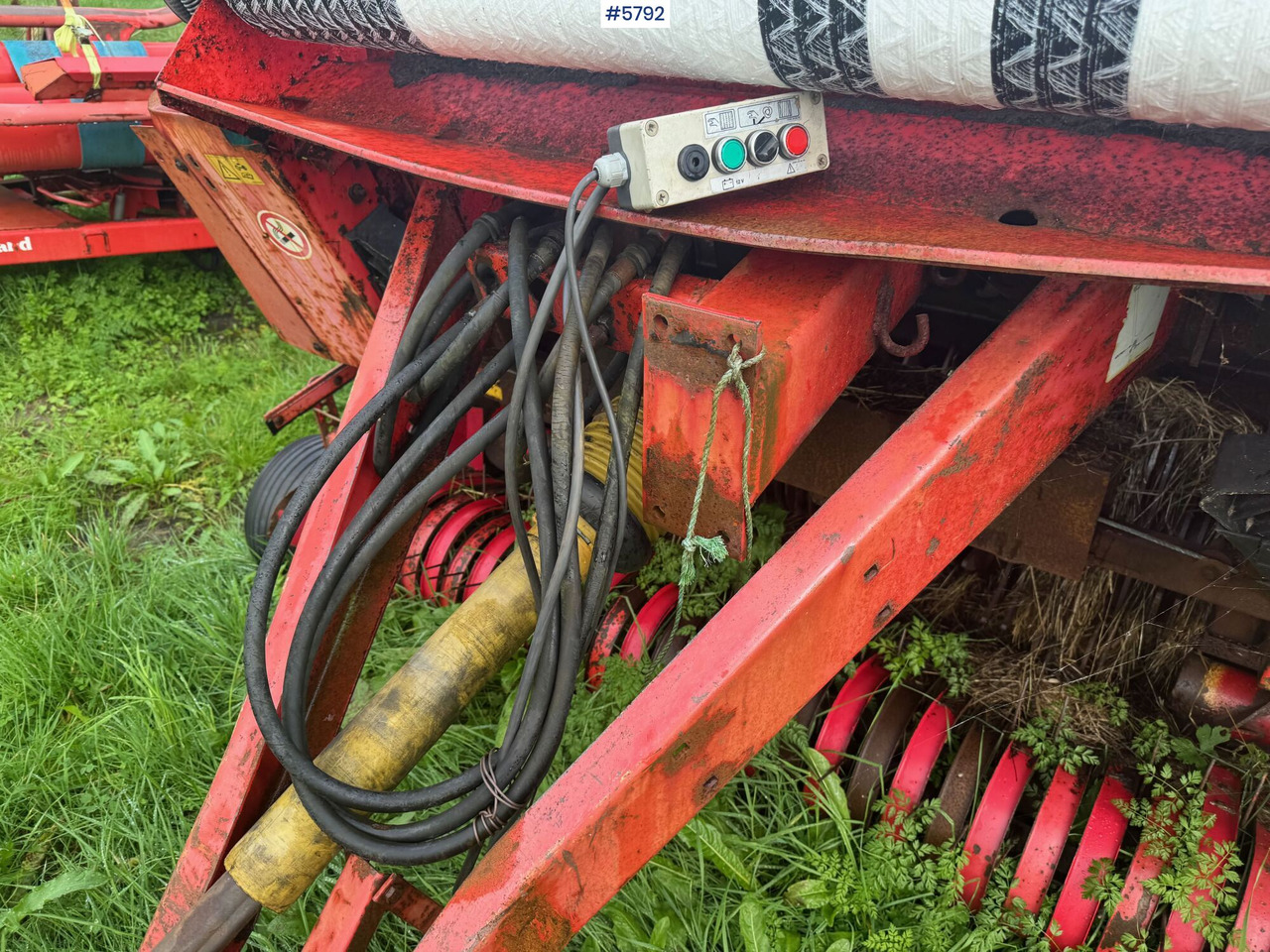 Peralatan untuk pembuatan jerami Welger RP 200 Mastercut round baler. Partially repaired object.: gambar 18 Peralatan untuk pembuatan jerami Welger RP 200 Mastercut round baler. Partially repaired object.: gambar 18