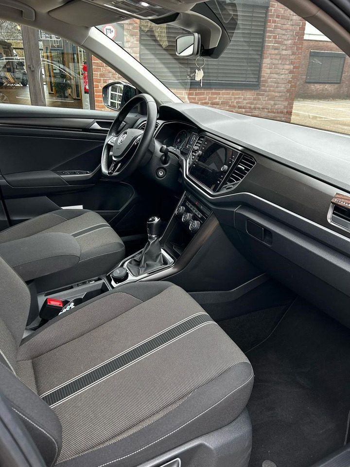 Volkswagen T-Roc Style - Mobil SUV: gambar 2 Volkswagen T-Roc Style - Mobil SUV: gambar 2