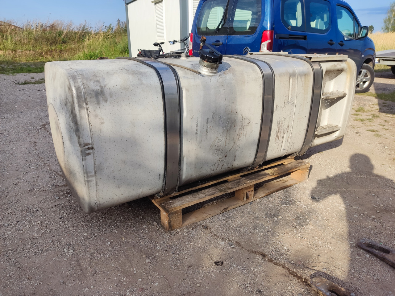 MAN TGA TGX fuel tank 910L - Tangki bahan bakar: gambar 1 MAN TGA TGX fuel tank 910L - Tangki bahan bakar: gambar 1