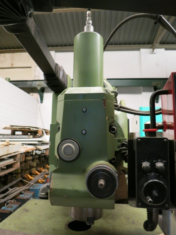 RECKERMANN UNI 1000 - Mesin milling: gambar 4 RECKERMANN UNI 1000 - Mesin milling: gambar 4