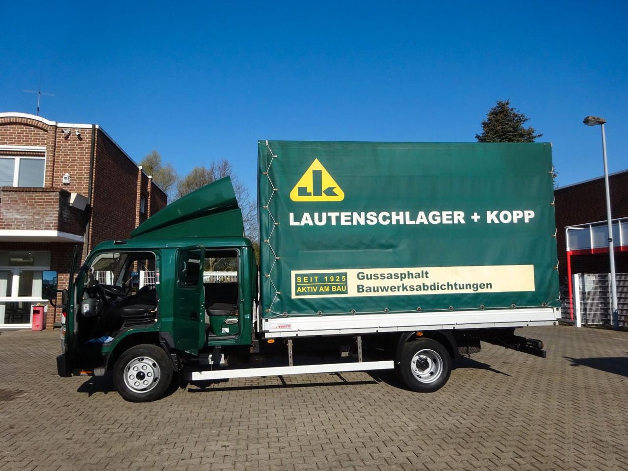 FUSO 7C180D Canter mit Doppelkabine 4x2 - Van dengan terpal samping, Van kombi: gambar 4 FUSO 7C180D Canter mit Doppelkabine 4x2 - Van dengan terpal samping, Van kombi: gambar 4