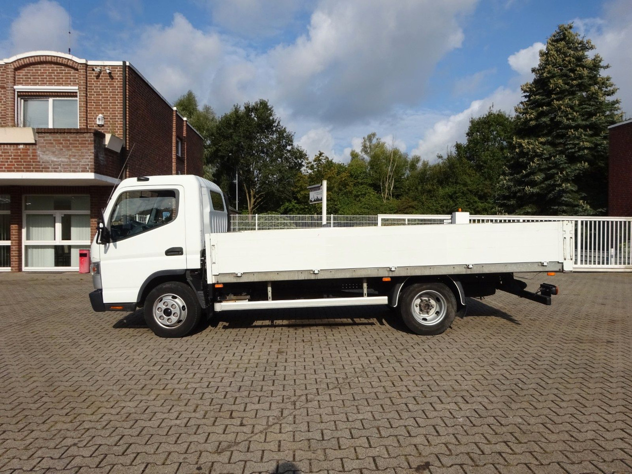 FUSO CANTER 7C15 Pritsche 4x2 - Van flatbed: gambar 2 FUSO CANTER 7C15 Pritsche 4x2 - Van flatbed: gambar 2