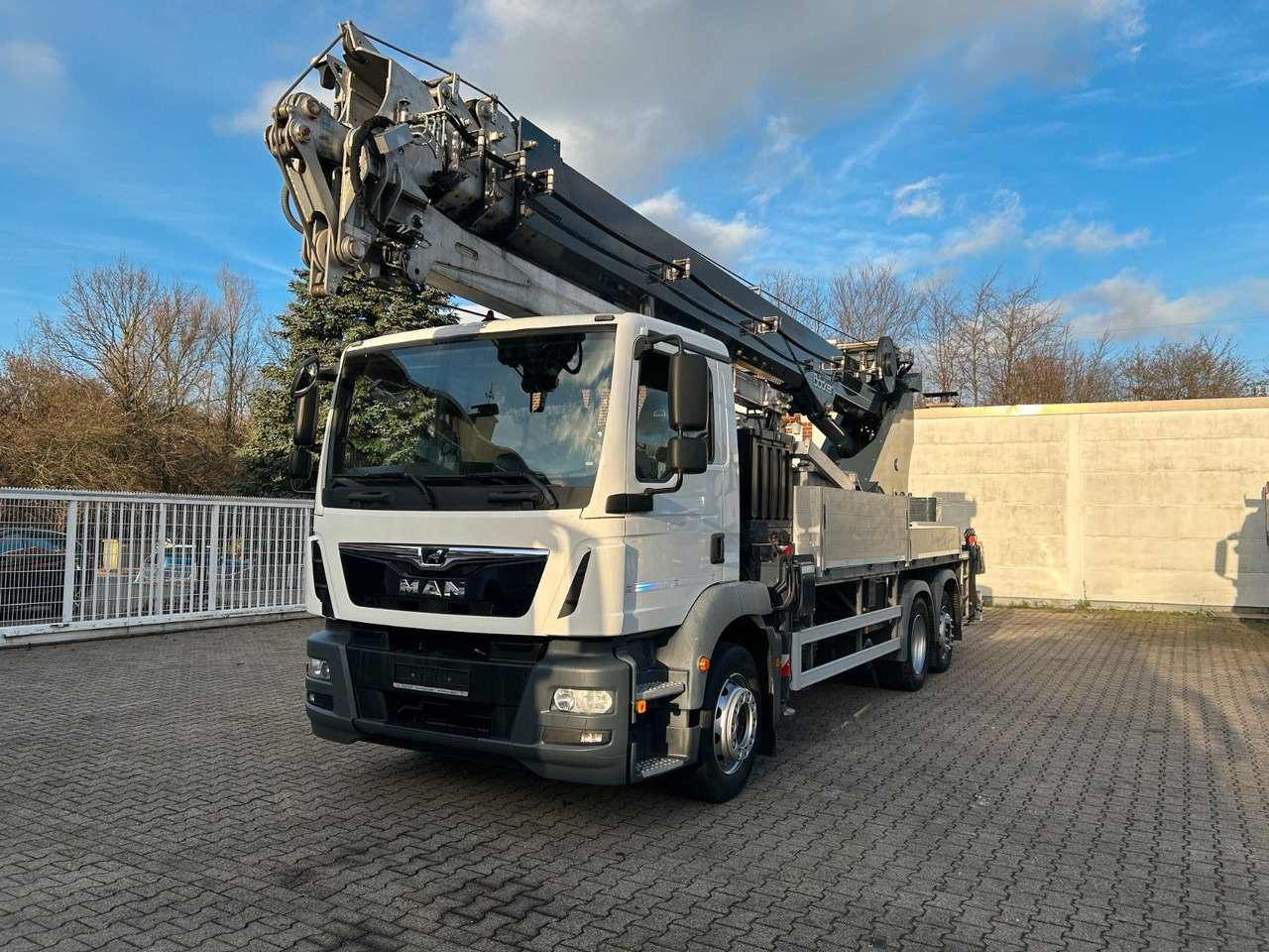 MAN 26.320+Böcker Dachdeckerkran AK46/6000+Seilwinde - Truk derek: gambar 1 MAN 26.320+Böcker Dachdeckerkran AK46/6000+Seilwinde - Truk derek: gambar 1