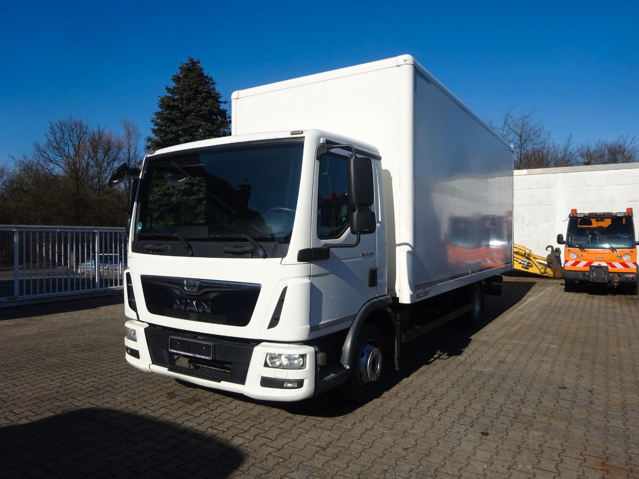 MAN 8.150 TGL Koffer 4x2 - Truk box: gambar 1 MAN 8.150 TGL Koffer 4x2 - Truk box: gambar 1
