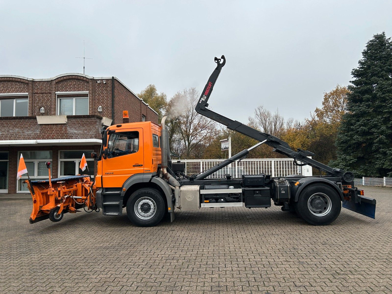Mercedes-Benz 1824 Axor Abroller mit Schneeschild und Streuer - Hook lift: gambar 5 Mercedes-Benz 1824 Axor Abroller mit Schneeschild und Streuer - Hook lift: gambar 5