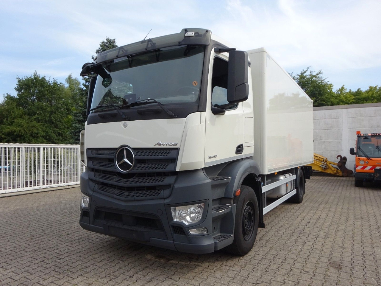 Mercedes-Benz 1842 Antos Koffer + BÄR Ladebordwand 4x2 - Truk box: gambar 2 Mercedes-Benz 1842 Antos Koffer + BÄR Ladebordwand 4x2 - Truk box: gambar 2