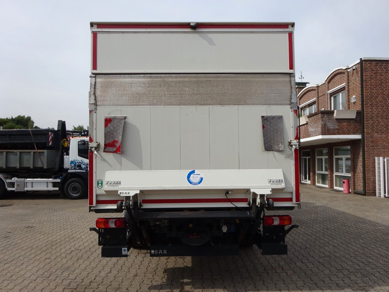 Mercedes-Benz 1842 Antos Koffer + BÄR Ladebordwand 4x2 - Truk box: gambar 5 Mercedes-Benz 1842 Antos Koffer + BÄR Ladebordwand 4x2 - Truk box: gambar 5