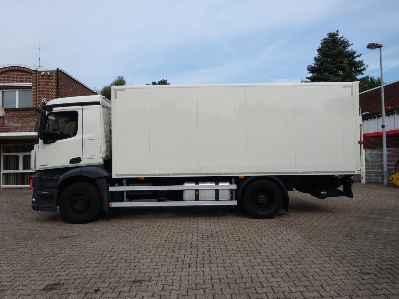 Mercedes-Benz 1842 Antos Koffer + BÄR Ladebordwand 4x2 - Truk box: gambar 1 Mercedes-Benz 1842 Antos Koffer + BÄR Ladebordwand 4x2 - Truk box: gambar 1