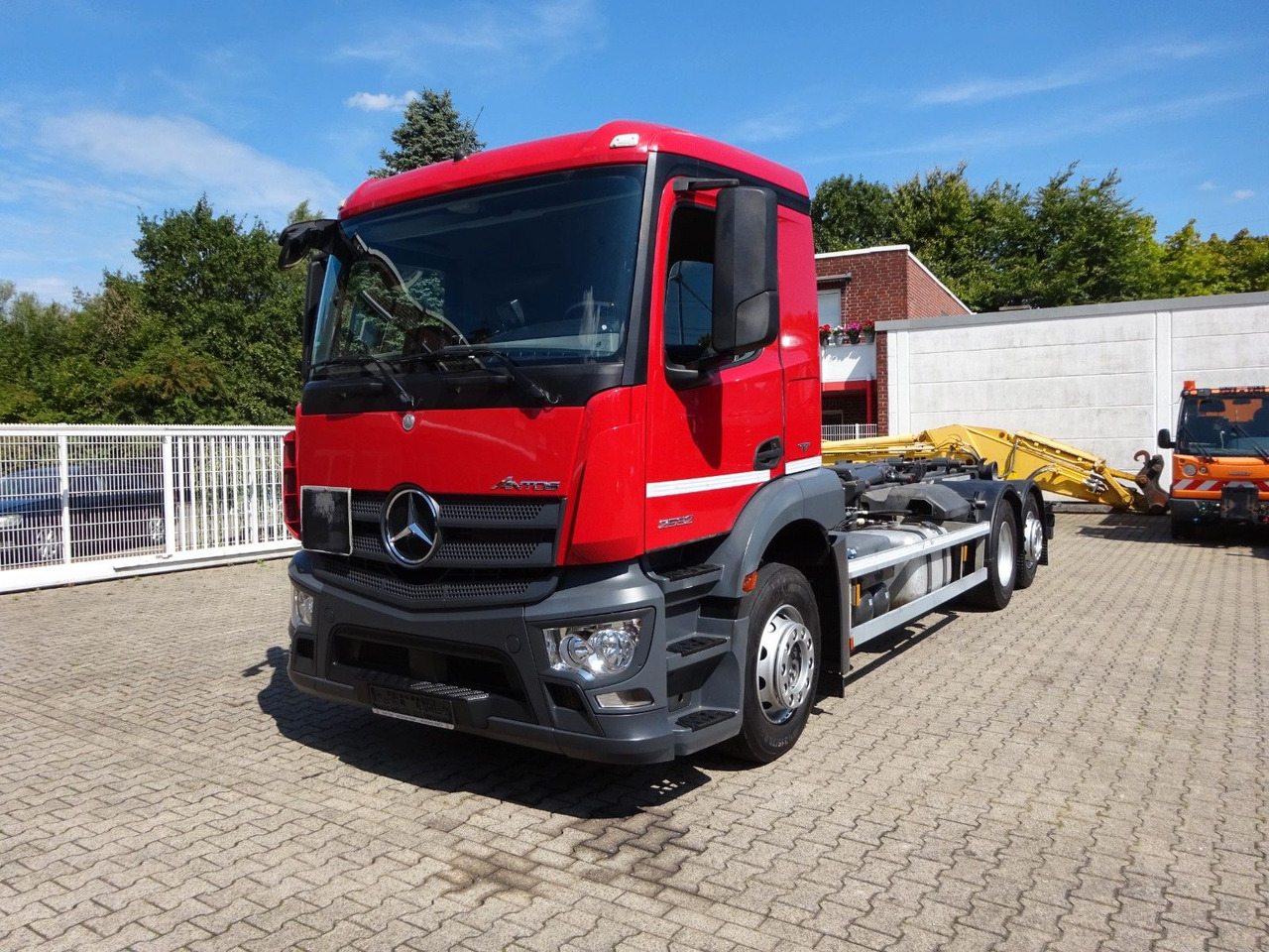 Mercedes-Benz 2532 ANTOS MEILLER Abroller Lift+Lenkachse 6x2 - Hook lift: gambar 2 Mercedes-Benz 2532 ANTOS MEILLER Abroller Lift+Lenkachse 6x2 - Hook lift: gambar 2