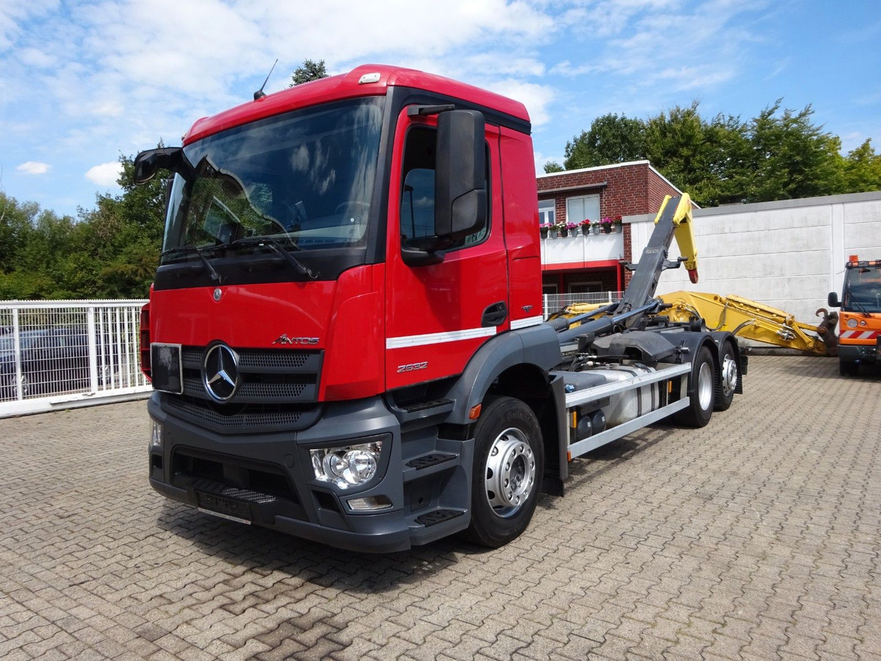 Mercedes-Benz 2532 ANTOS MEILLER Abroller Lift+Lenkachse 6x2 - Hook lift: gambar 1 Mercedes-Benz 2532 ANTOS MEILLER Abroller Lift+Lenkachse 6x2 - Hook lift: gambar 1