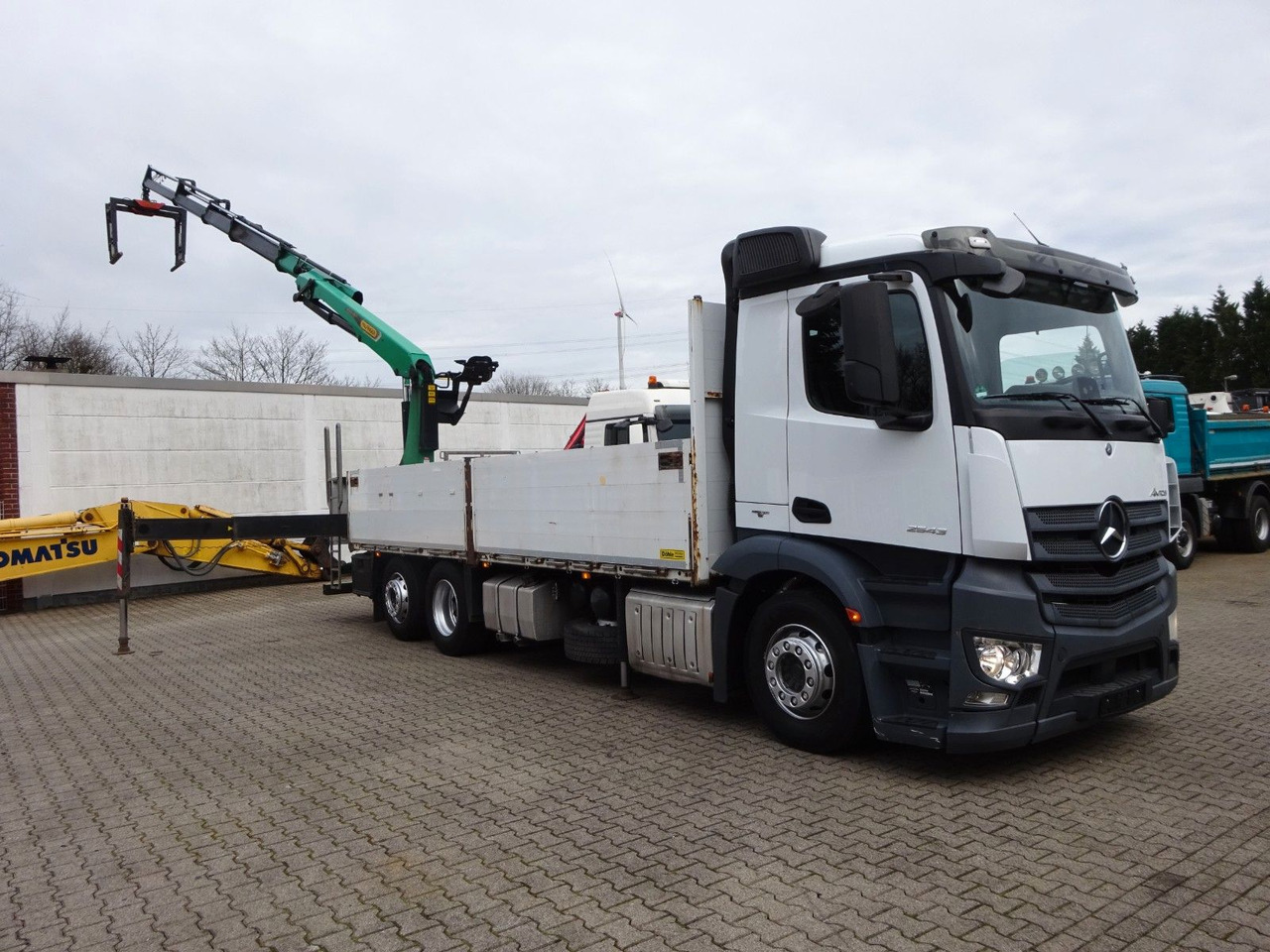 Mercedes-Benz 2543 Antos Baustoff +PK 26001 bis 20 m Auslage Mercedes-Benz 2543 Antos Baustoff +PK 26001 bis 20 m Auslage - Truk derek, Truk flatbed: gambar 1 Mercedes-Benz 2543 Antos Baustoff +PK 26001 bis 20 m Auslage Mercedes-Benz 2543 Antos Baustoff +PK 26001 bis 20 m Auslage - Truk derek, Truk flatbed: gambar 1