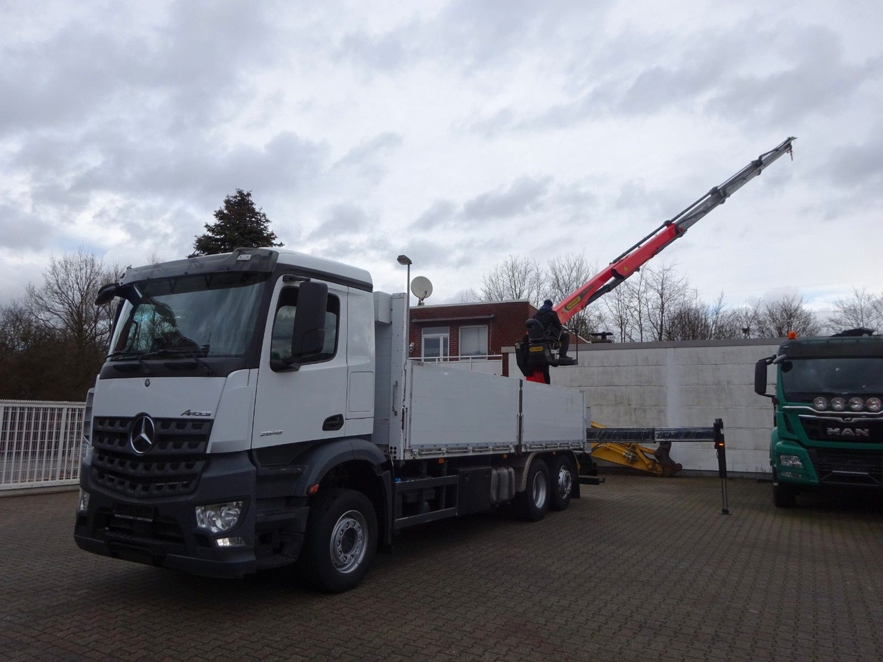 Mercedes-Benz 2648 Baustoffpritsche + PK 23001 TEC3 Kran Mercedes-Benz 2648 Baustoffpritsche + PK 23001 TEC3 Kran - Truk derek, Truk flatbed: gambar 3 Mercedes-Benz 2648 Baustoffpritsche + PK 23001 TEC3 Kran Mercedes-Benz 2648 Baustoffpritsche + PK 23001 TEC3 Kran - Truk derek, Truk flatbed: gambar 3