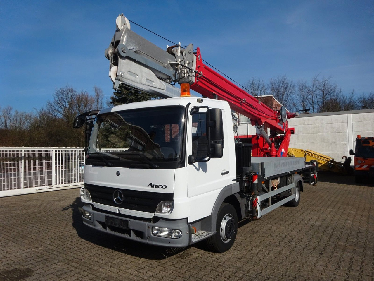 Mercedes-Benz 818 Atego + Böcker AK 32 Meter Dachdeckerkran - Truk derek: gambar 1 Mercedes-Benz 818 Atego + Böcker AK 32 Meter Dachdeckerkran - Truk derek: gambar 1