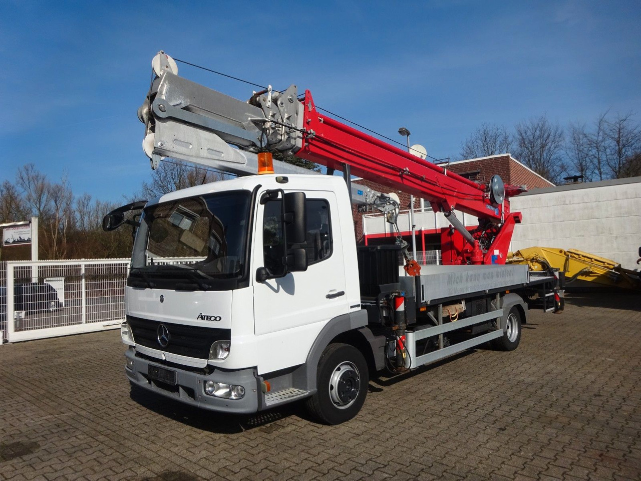 Mercedes-Benz 818 Atego + Böcker AK 32 Meter Dachdeckerkran - Truk derek: gambar 2 Mercedes-Benz 818 Atego + Böcker AK 32 Meter Dachdeckerkran - Truk derek: gambar 2