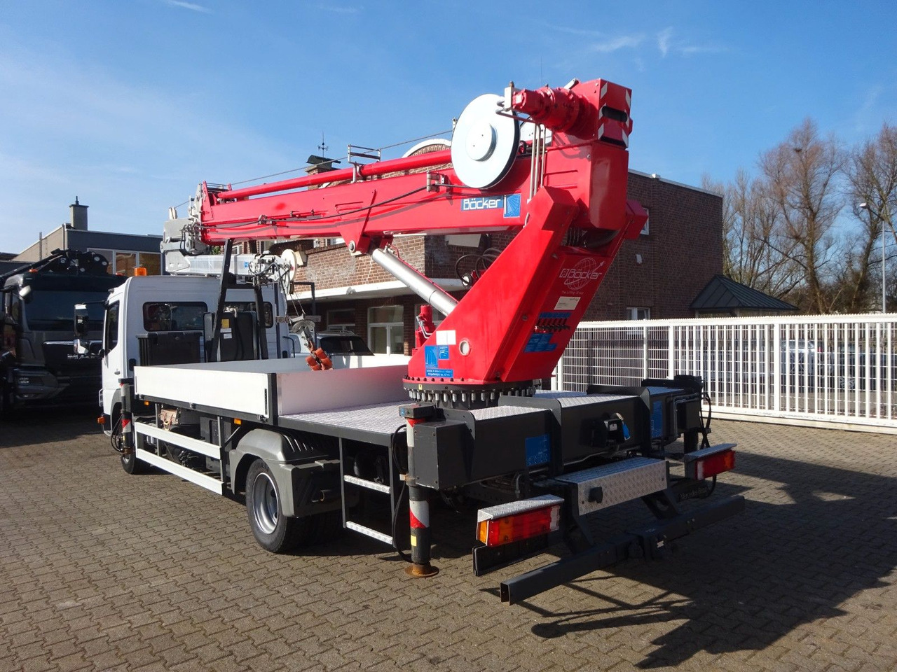 Mercedes-Benz 818 Atego + Böcker AK 32 Meter Dachdeckerkran - Truk derek: gambar 4 Mercedes-Benz 818 Atego + Böcker AK 32 Meter Dachdeckerkran - Truk derek: gambar 4
