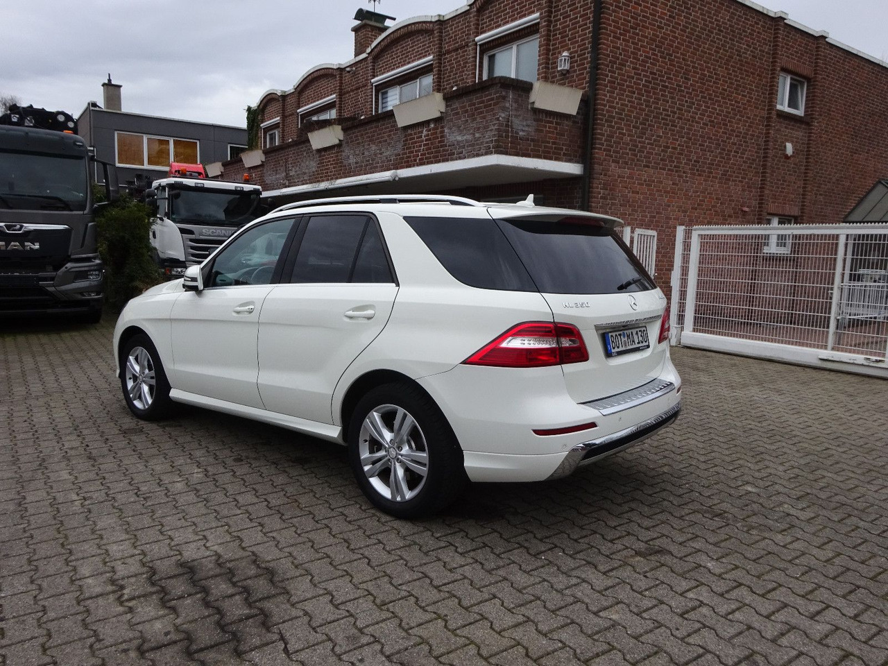 Mercedes-Benz ML 350 CDI BlueTec Mercedes-Benz ML 350 CDI BlueTec. AMG Paket - Mobil SUV: gambar 4 Mercedes-Benz ML 350 CDI BlueTec Mercedes-Benz ML 350 CDI BlueTec. AMG Paket - Mobil SUV: gambar 4
