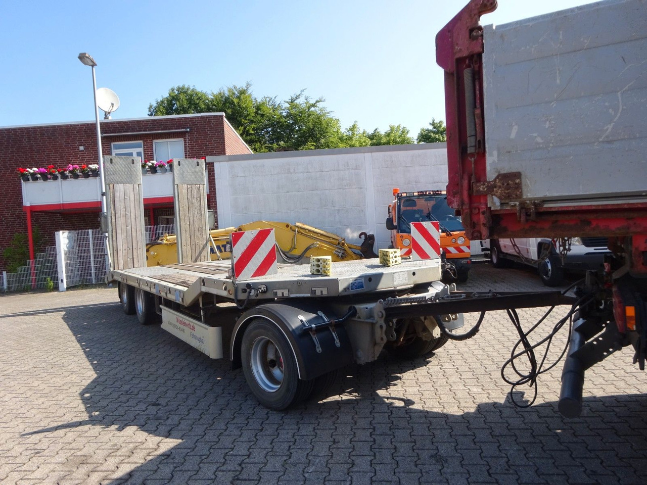 Möslein Tieflader Anhänger mit 3 Achsen und Rampen - Trailer low bed: gambar 4 Möslein Tieflader Anhänger mit 3 Achsen und Rampen - Trailer low bed: gambar 4