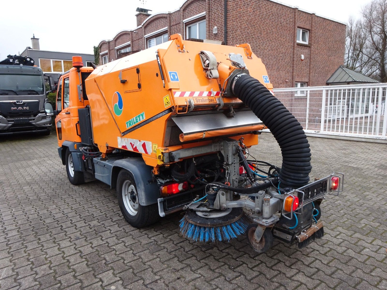 Multicar M30 HAKO FUMO Kehrmaschine+Kipper Wechsel-System - Van jungkit: gambar 3 Multicar M30 HAKO FUMO Kehrmaschine+Kipper Wechsel-System - Van jungkit: gambar 3