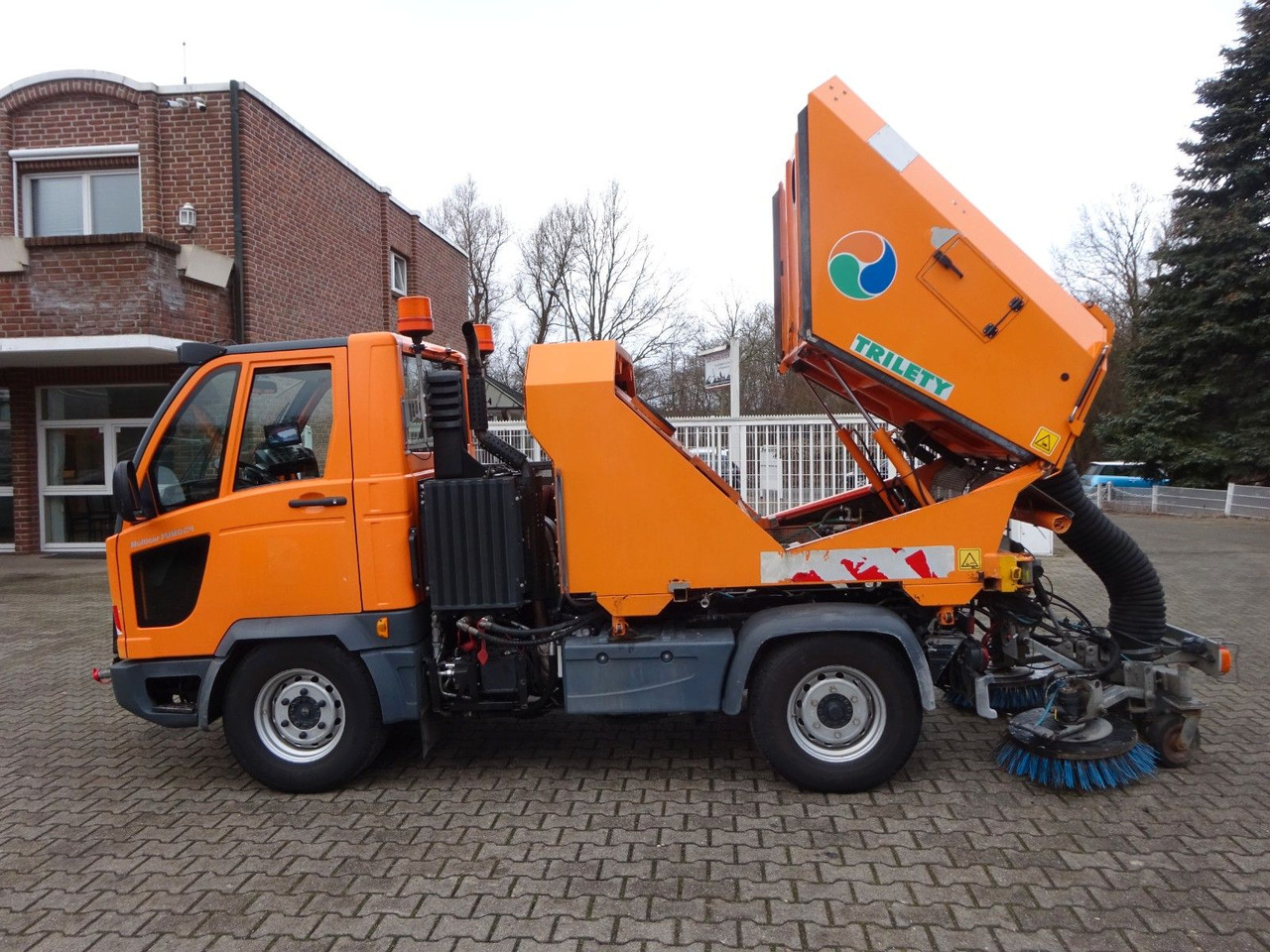 Multicar M30 HAKO FUMO Kehrmaschine + Schneeplatte 4x4 - Van jungkit: gambar 1 Multicar M30 HAKO FUMO Kehrmaschine + Schneeplatte 4x4 - Van jungkit: gambar 1