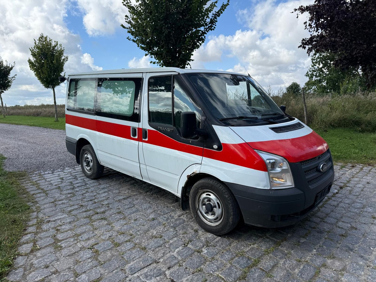 Ford Transit Kombi FT 300 K - Van penumpang: gambar 1 Ford Transit Kombi FT 300 K - Van penumpang: gambar 1
