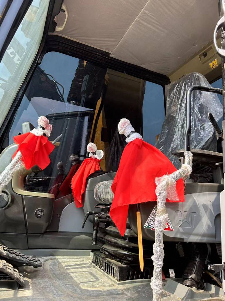Ekskavator perayap CAT 320D2: gambar 6