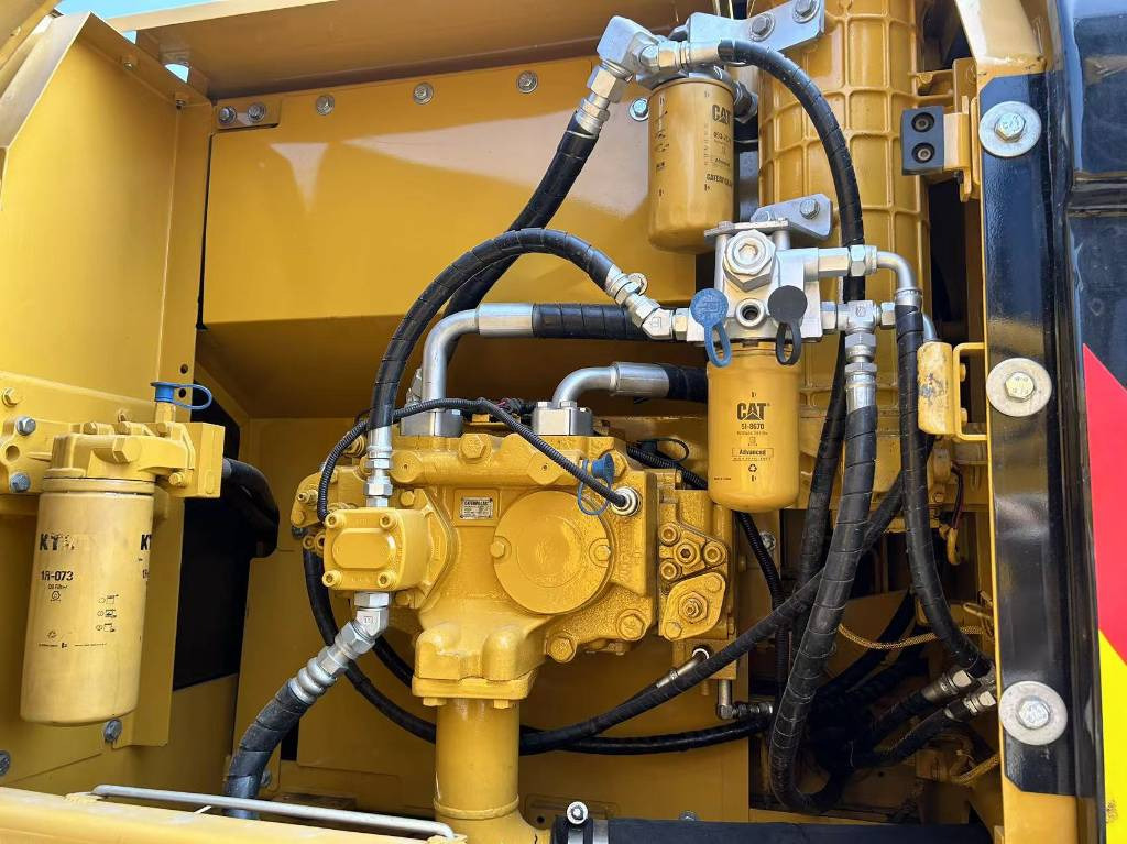 Ekskavator perayap CAT 320D2: gambar 9