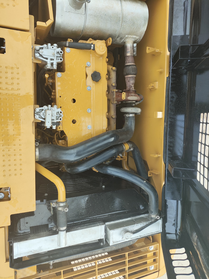 CATERPILLAR 320D2 - Ekskavator mini: gambar 4 CATERPILLAR 320D2 - Ekskavator mini: gambar 4
