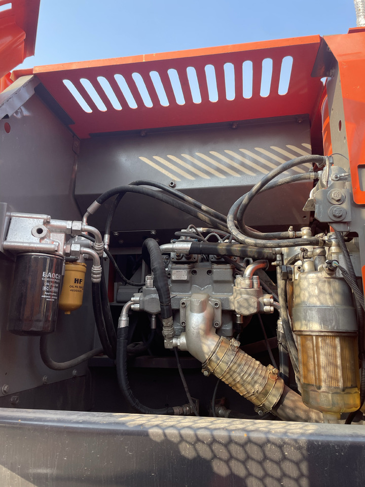 Ekskavator perayap HITACHI ZX210: gambar 6