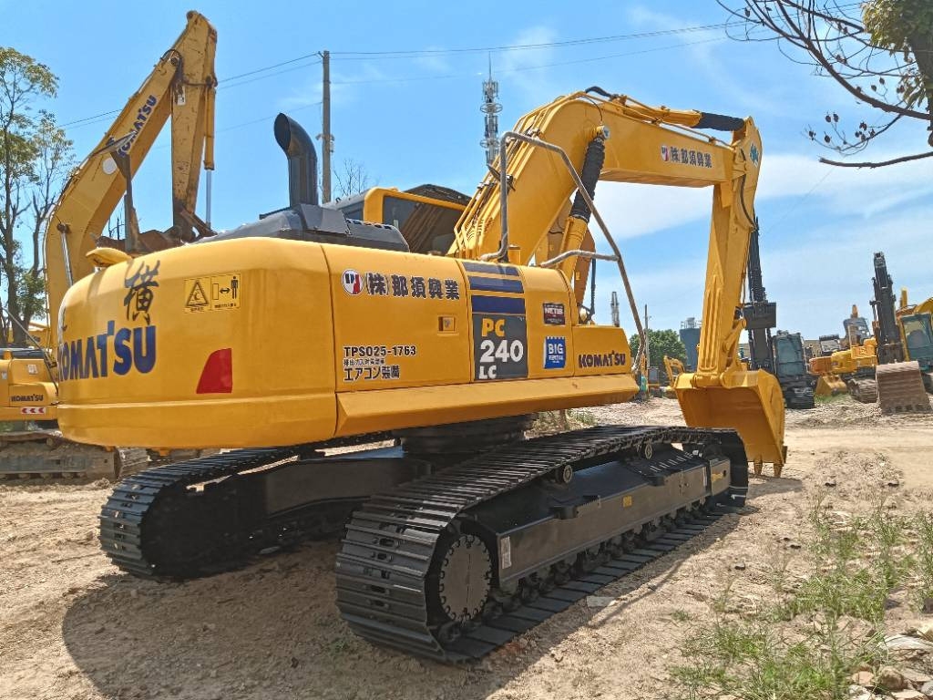 KOMATSU PC 240 - Ekskavator perayap: gambar 1 KOMATSU PC 240 - Ekskavator perayap: gambar 1