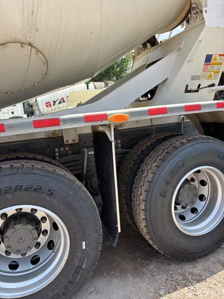 HOWO - Truk pengaduk beton: gambar 2 HOWO - Truk pengaduk beton: gambar 2