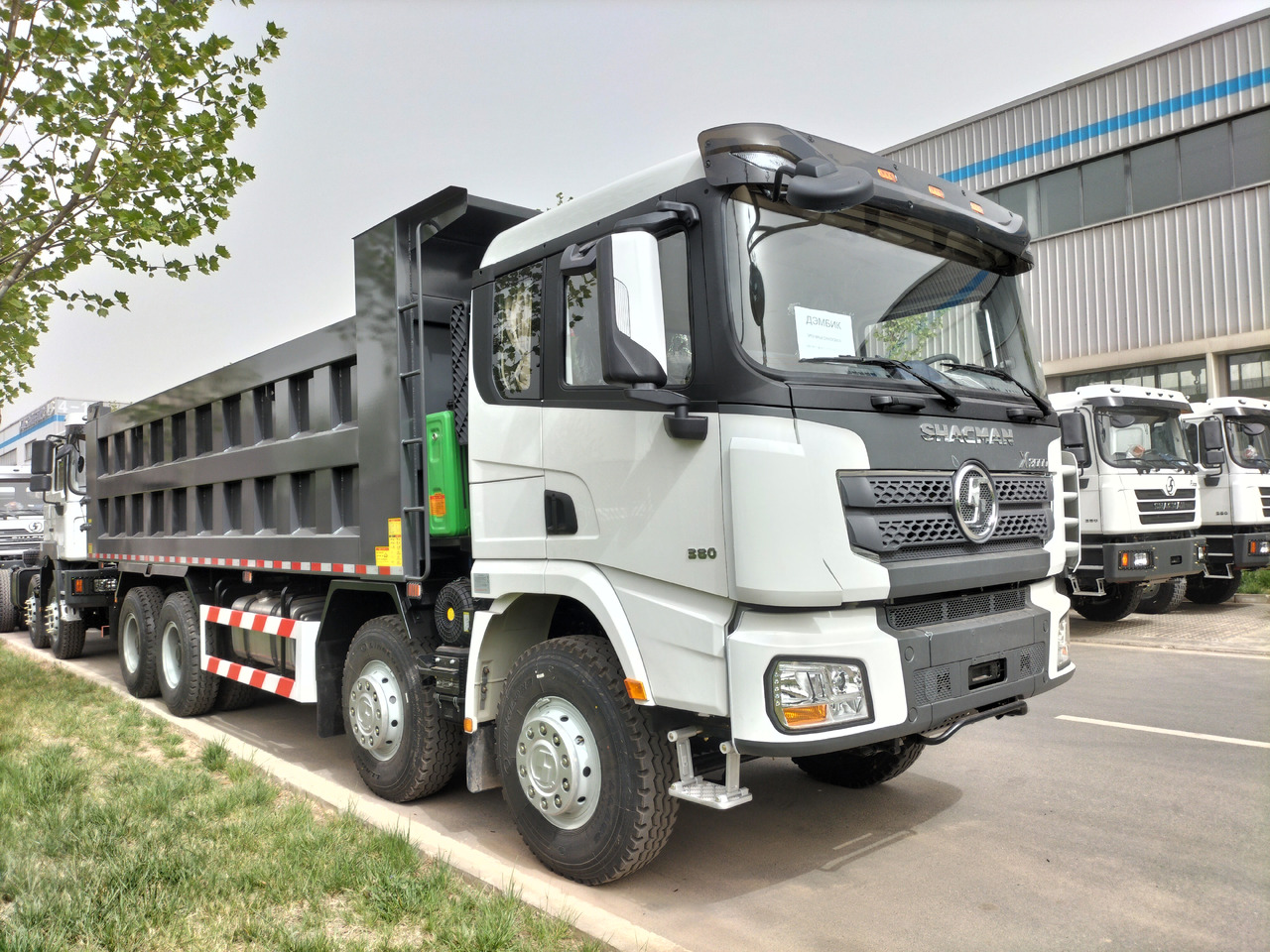 SHACMAN X3000 - Truk jungkit: gambar 1 SHACMAN X3000 - Truk jungkit: gambar 1