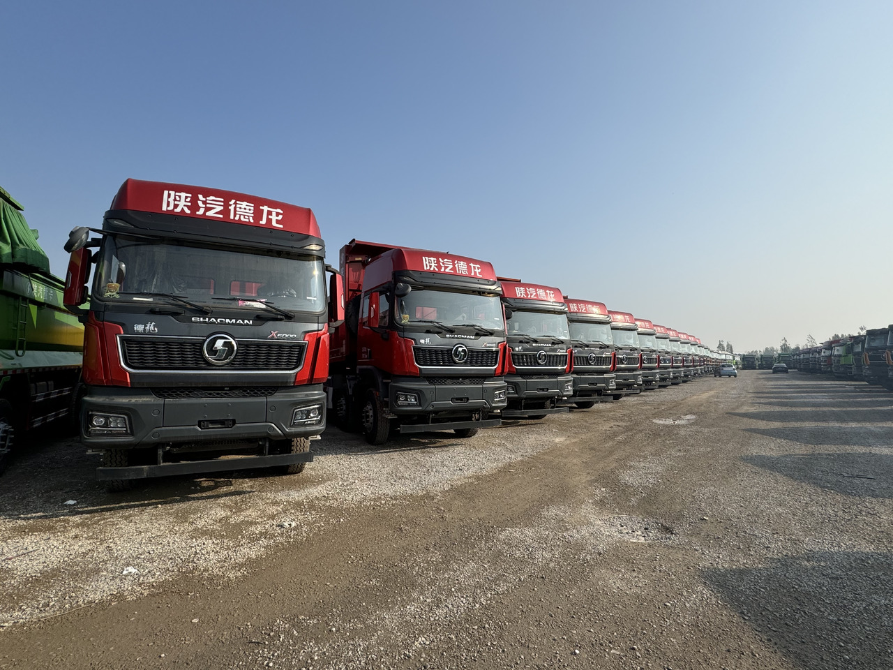 SHACMAN X5000 - Truk jungkit: gambar 4 SHACMAN X5000 - Truk jungkit: gambar 4