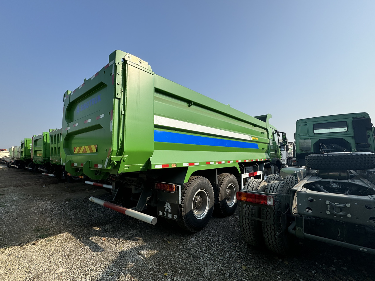 SINOTRUCK HOWO - Truk jungkit: gambar 3 SINOTRUCK HOWO - Truk jungkit: gambar 3
