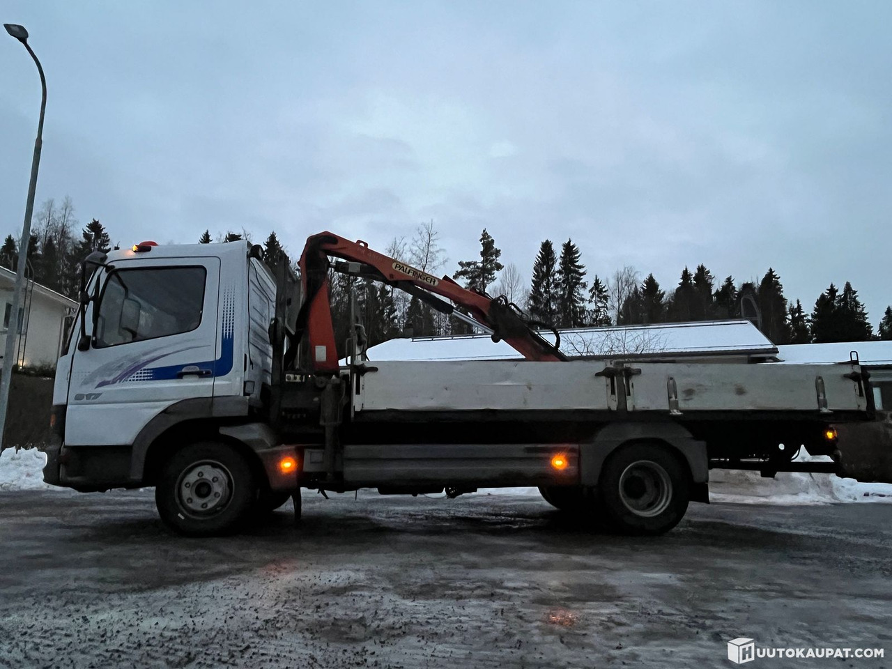 Mercedes-Benz Atego Palfingerillä, 1999, Tampere - Truk flatbed, Truk derek: gambar 4 Mercedes-Benz Atego Palfingerillä, 1999, Tampere - Truk flatbed, Truk derek: gambar 4