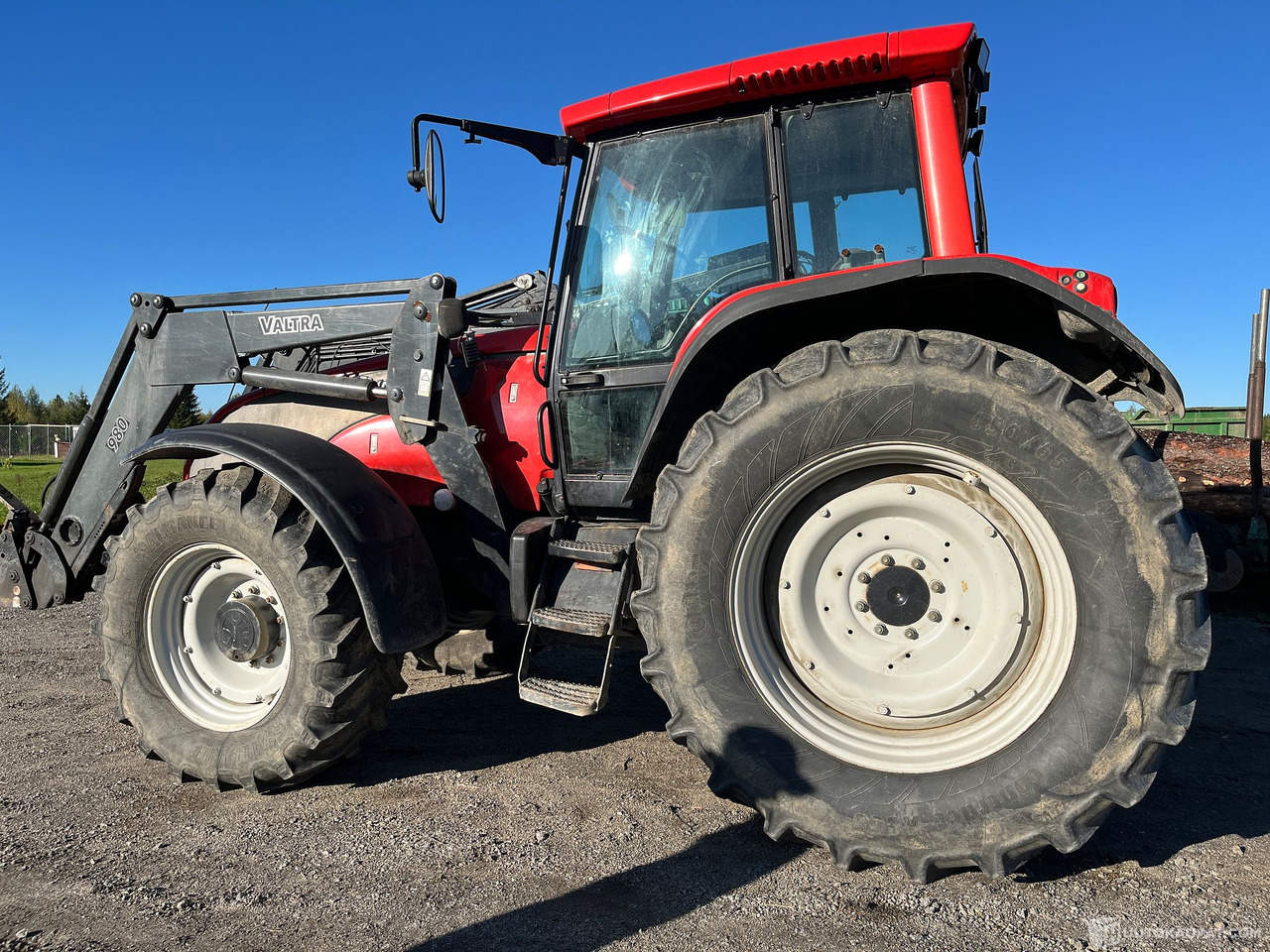 Valtra T190, etukuormaajalla, vm. 2003, Petäjävesi - Peralatan pertanian: gambar 2 Valtra T190, etukuormaajalla, vm. 2003, Petäjävesi - Peralatan pertanian: gambar 2