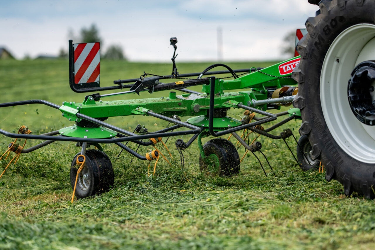 Talex Przetrząsacz 4 wirnikowy ciągany z WOM, Tornado - Tedder/ Menyapu: gambar 4 Talex Przetrząsacz 4 wirnikowy ciągany z WOM, Tornado - Tedder/ Menyapu: gambar 4