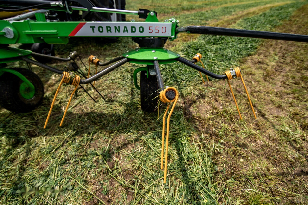 Talex Przetrząsacz 4 wirnikowy ciągany z WOM, Tornado - Tedder/ Menyapu: gambar 3 Talex Przetrząsacz 4 wirnikowy ciągany z WOM, Tornado - Tedder/ Menyapu: gambar 3