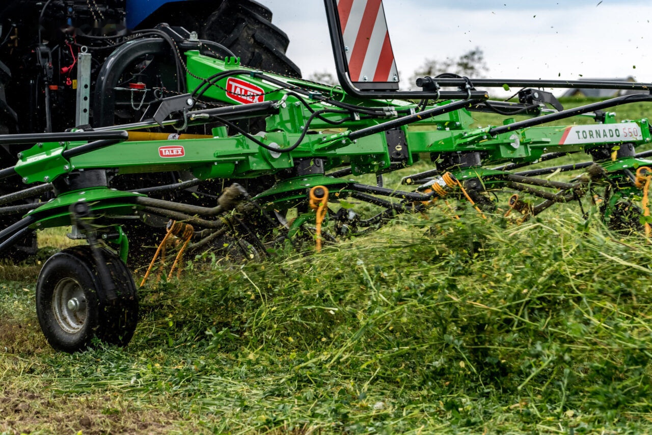Talex Przetrząsacz 4 wirnikowy ciągany z WOM, Tornado - Tedder/ Menyapu: gambar 5 Talex Przetrząsacz 4 wirnikowy ciągany z WOM, Tornado - Tedder/ Menyapu: gambar 5