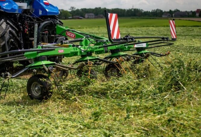 Talex Przetrząsacz 4 wirnikowy ciągany z WOM, Tornado - Tedder/ Menyapu: gambar 1 Talex Przetrząsacz 4 wirnikowy ciągany z WOM, Tornado - Tedder/ Menyapu: gambar 1